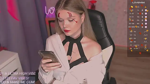 Snapshot of VeronaAura chatting on 10/29/25, 05:47 VeronaAura online show from 10/29/25, 05:47