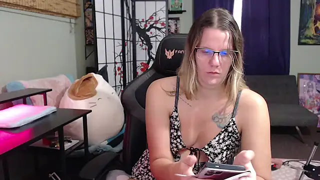 Sarahtineke online show from 11/04/25, 04:50