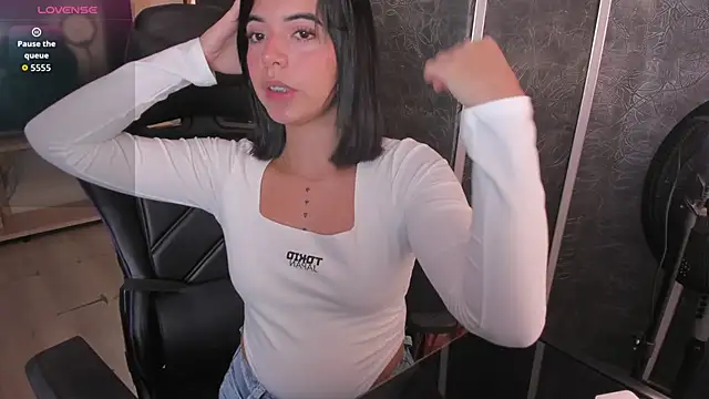 Snapshot of NicolRoss_ chatting on 10/22/25, 12:05 NicolRoss online show from 10/22/25, 12:05