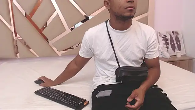 Snapshot of you_and_i9 chatting on 10/31/25, 12:28 you and i9 online show from 10/31/25, 12:28