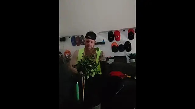 Snapshot of eltoulou chatting on 01/12/25, 06:05 eltoulou online show from 01/12/25, 06:05