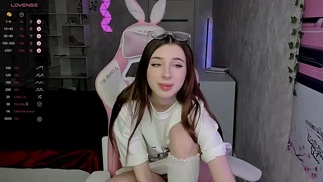 Snapshot of Polly__Hill chatting on 11/12/25, 07:31 Polly Hill online show from 11/12/25, 07:31