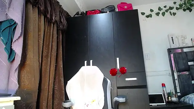 emma hoot1 online show from 12/14/24, 03:29