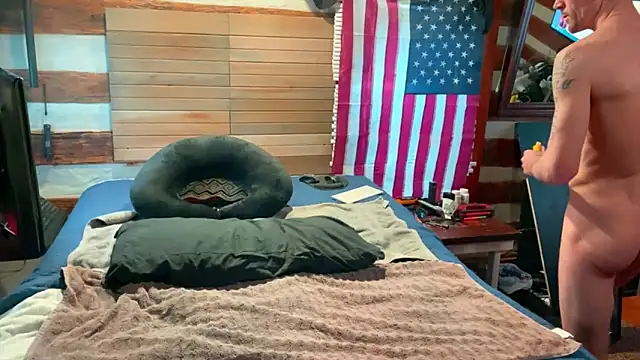 Snapshot of HARD_2QUIT chatting on 03/22/25, 12:25 HARD 2QUIT online show from 03/22/25, 12:25