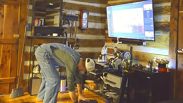 Snapshot of HARD_2QUIT chatting on 10/25/25, 10:12 HARD 2QUIT online show from 10/25/25, 10:12