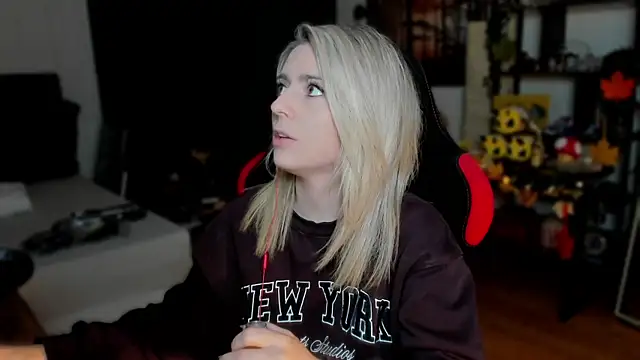 Snapshot of Lisaonthemoon chatting on 09/23/25, 04:54 Lisaonthemoon online show from 09/23/25, 04:54