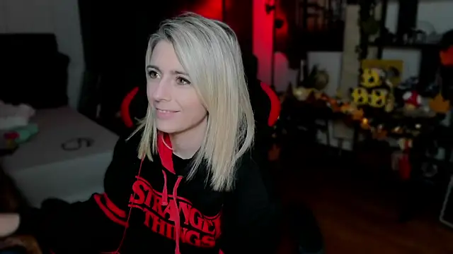 Snapshot of Lisaonthemoon chatting on 09/25/25, 05:49 Lisaonthemoon online show from 09/25/25, 05:49