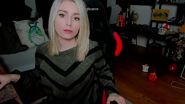 Snapshot of Lisaonthemoon chatting on 10/22/25, 05:56 Lisaonthemoon online show from 10/22/25, 05:56