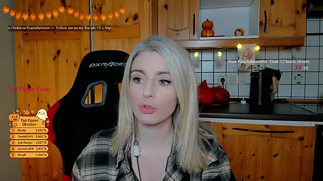 Snapshot of Lisaonthemoon chatting on 10/25/25, 07:41 Lisaonthemoon online show from 10/25/25, 07:41