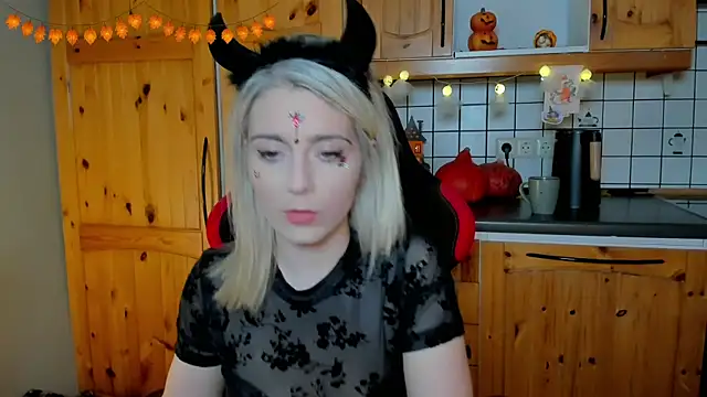 Snapshot of Lisaonthemoon chatting on 10/26/25, 08:26 Lisaonthemoon online show from 10/26/25, 08:26