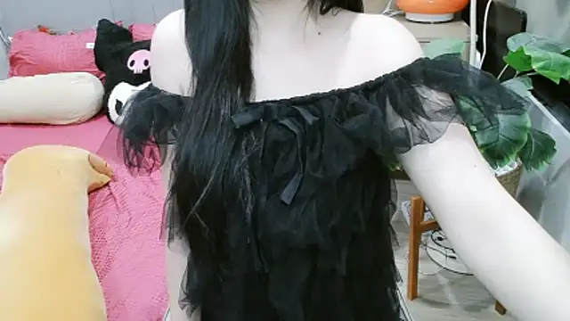  Viviann  online show from 11/28/25, 10:51