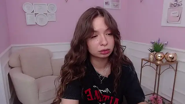 LucySkilar online show from 10/06/25, 04:43