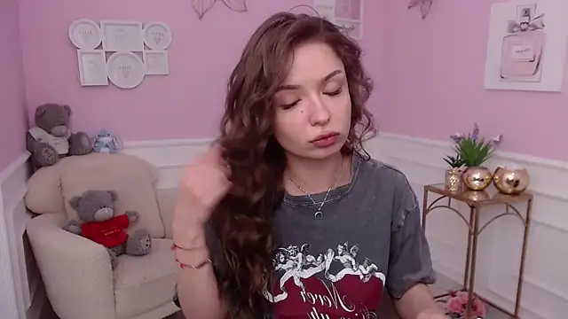 LucySkilar online show from 10/17/25, 04:37