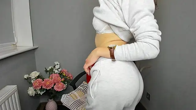 Snapshot of AfinaCutie chatting on 12/16/24, 07:48 AfinaCutie online show from 12/16/24, 07:48