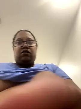 Snapshot of ebonyred chatting on 06/05/26, 04:02 ebonyred online show from 06/05/26, 04:02