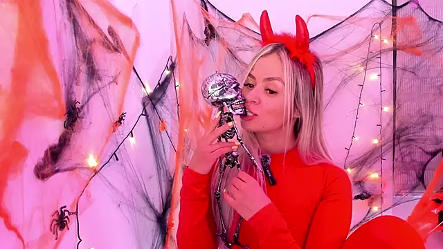 nicole valencia  online show from 10/27/25, 10:52