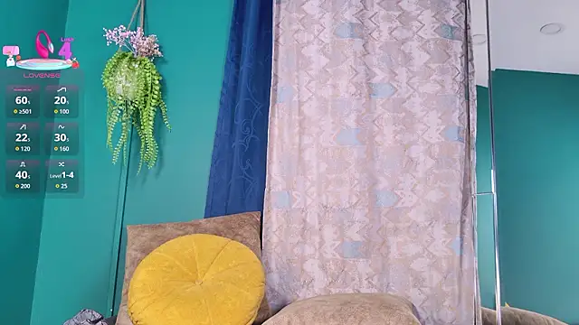 Layla 17 online show from 04/01/26, 10:51