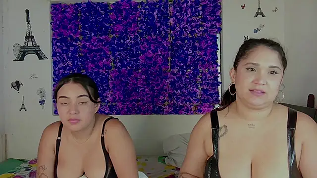 Snapshot of sharon_strom chatting on 09/19/25, 07:32 sharon strom online show from 09/19/25, 07:32