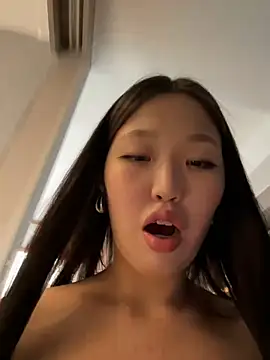 Snapshot of Aiko_Yumi chatting on 12/22/24, 10:06 Aiko Yumi online show from 12/22/24, 10:06