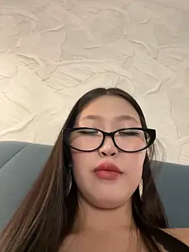 Snapshot of Aiko_Yumi chatting on 03/05/25, 06:56 Aiko Yumi online show from 03/05/25, 06:56