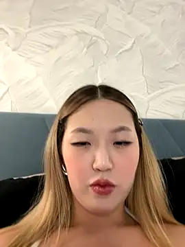 Snapshot of Aiko_Yumi chatting on 11/26/25, 10:00 Aiko Yumi online show from 11/26/25, 10:00