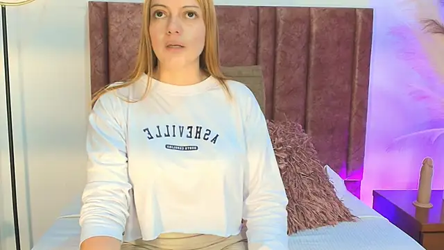 Snapshot of MirandaRoxx chatting on 09/10/25, 12:05 MirandaRoxx online show from 09/10/25, 12:05