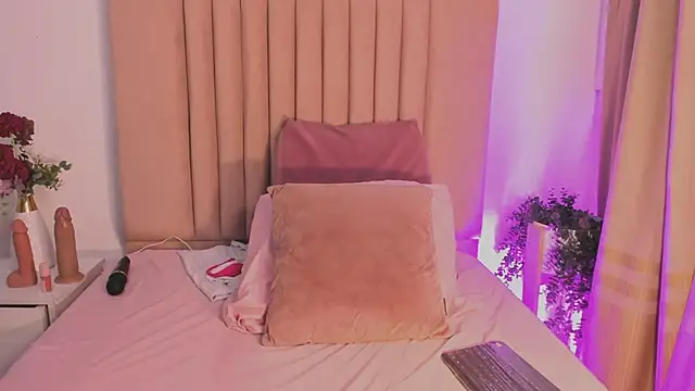 Snapshot of MirandaRoxx chatting on 09/29/25, 11:59 MirandaRoxx online show from 09/29/25, 11:59