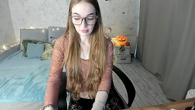 Snapshot of LissaCain chatting on 10/10/25, 08:46 LissaCain online show from 10/10/25, 08:46