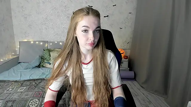 Snapshot of LissaCain chatting on 10/11/25, 02:15 LissaCain online show from 10/11/25, 02:15