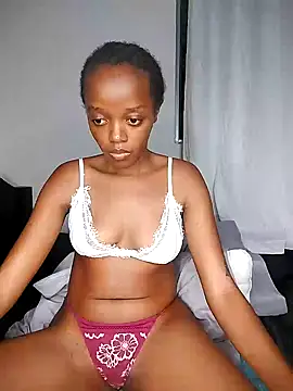 Snapshot of Bella_kiki chatting on 01/05/25, 08:21 Bella kiki online show from 01/05/25, 08:21