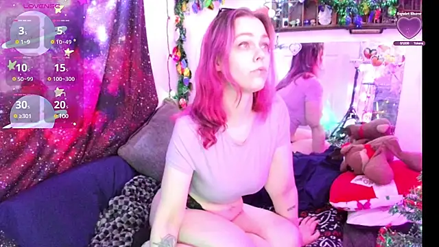 Snapshot of EverlyEster chatting on 12/21/24, 07:35 EverlyEster online show from 12/21/24, 07:35