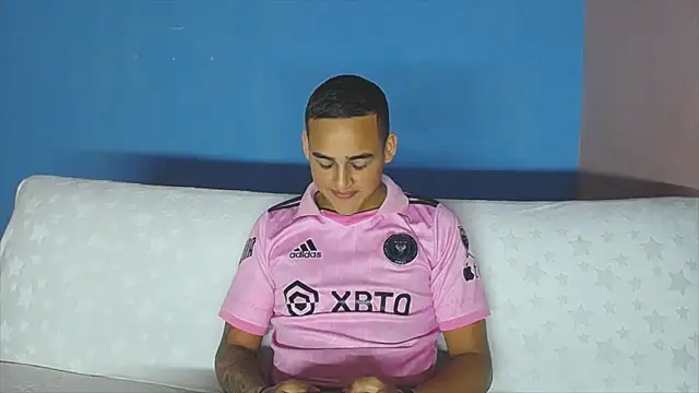 Latino Junge online show from 04/18/26, 03:16