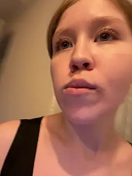 Snapshot of Eva_Weyne chatting on 06/17/26, 07:37 Eva Weyne online show from 06/17/26, 07:37