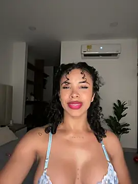 Snapshot of Brunettexio chatting on 02/15/25, 10:21 Brunettexio online show from 02/15/25, 10:21