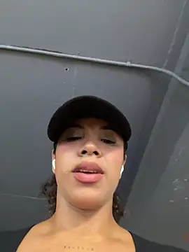 Snapshot of Brunettexio chatting on 12/18/25, 06:47 Brunettexio online show from 12/18/25, 06:47