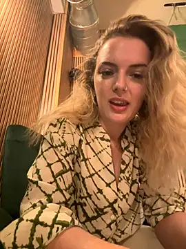 Snapshot of LexyGold chatting on 10/10/25, 04:17 LexyGold online show from 10/10/25, 04:17