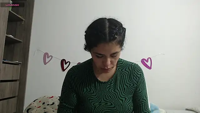 Snapshot of Anne_purple chatting on 02/14/25, 07:02 Anne purple online show from 02/14/25, 07:02