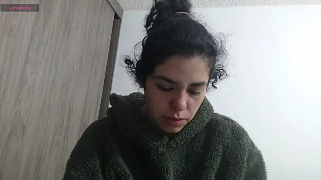 Snapshot of Anne_purple chatting on 03/10/25, 01:43 Anne purple online show from 03/10/25, 01:43