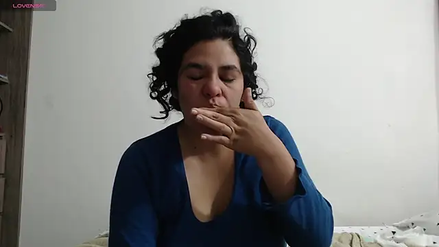 Snapshot of Anne_purple chatting on 10/06/25, 04:04 Anne purple online show from 10/06/25, 04:04