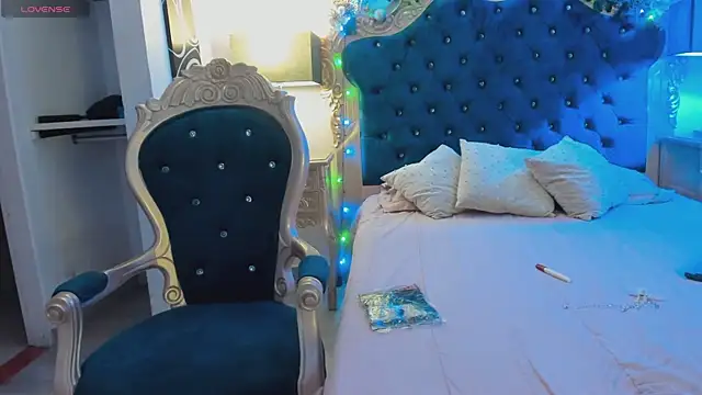 Snapshot of EmilyAllen_ chatting on 12/18/24, 07:36 EmilyAllen online show from 12/18/24, 07:36