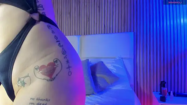 Snapshot of EmilyAllen_ chatting on 12/18/25, 04:07 EmilyAllen online show from 12/18/25, 04:07