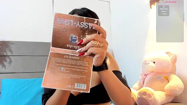 Julieta Coopeer  online show from 03/21/26, 10:42