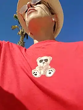 Snapshot of blondyruby chatting on 09/14/25, 10:03 blondyruby online show from 09/14/25, 10:03