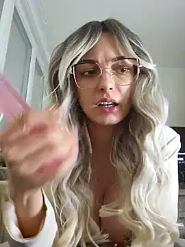 Snapshot of La_Nebulleuse-Nebulla chatting on 01/30/25, 09:58 La Nebulleuse-Nebulla online show from 01/30/25, 09:58