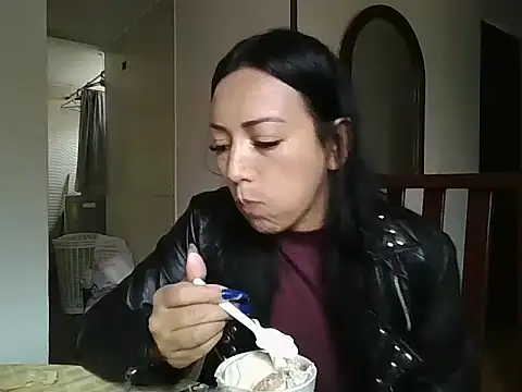 Snapshot of Laura_martin_ chatting on 03/04/25, 04:09 Laura martin online show from 03/04/25, 04:09