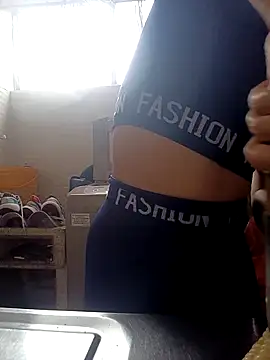 Snapshot of Laura_martin_ chatting on 10/18/25, 05:35 Laura martin online show from 10/18/25, 05:35