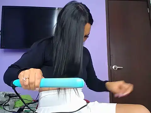 Snapshot of Laura_martin_ chatting on 10/20/25, 03:01 Laura martin online show from 10/20/25, 03:01