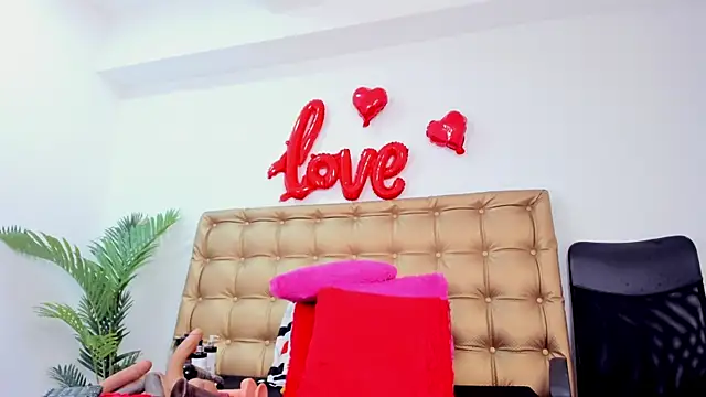 Snapshot of sophie-newton chatting on 03/07/25, 06:33 sophie-newton online show from 03/07/25, 06:33