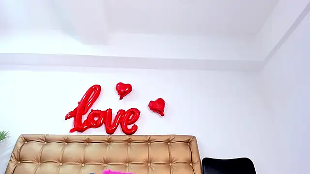 Snapshot of sophie-newton chatting on 03/22/25, 06:36 sophie-newton online show from 03/22/25, 06:36