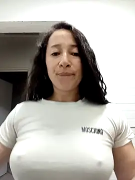 Snapshot of emilypoppy3 chatting on 04/25/26, 02:03 emilypoppy3 online show from 04/25/26, 02:03